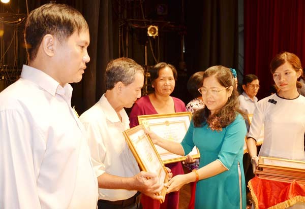 Individuals receive certificates of merit from the Vietnam Red Cross Association-SGGP Individuals receive certificates of merit from the Vietnam Red Cross Association-SGGP