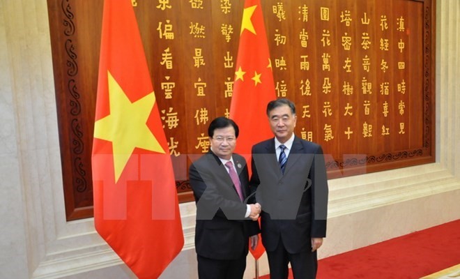 Deputy Prime Minister Trinh Dinh Dung (L) and Chinese Vice Premier Wang Yang (Source: VNA) Deputy Prime Minister Trinh Dinh Dung (L) and Chinese Vice Premier Wang Yang (Source: VNA)