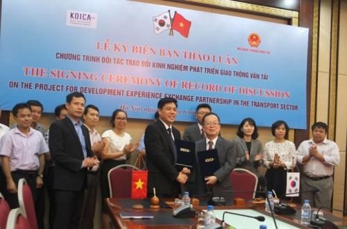 Representatives of the MI and KOICA at the signing ceremony (Source: VNA) Representatives of the MI and KOICA at the signing ceremony (Source: VNA)