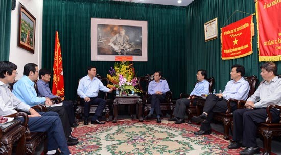 Secretary Dinh La Thang talks to leaders of Sai Gon Giai Phong Newspaper (Photo: SGGP) Secretary Dinh La Thang talks to leaders of Sai Gon Giai Phong Newspaper (Photo: SGGP)