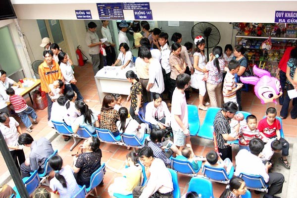 Crowded children and their families wait to see doctors at Hanoi base- Central children hospital. (Photo: SGGP) Crowded children and their families wait to see doctors at Hanoi base- Central children hospital. (Photo: SGGP)