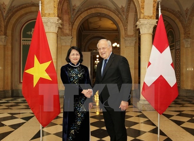 Vice President Đặng Thị Ngọc Thịnh meets with Swiss President Johann Schneider Ammann in Bern on Tuesday.— VNA/VNS Photo Quang Hải Vice President Đặng Thị Ngọc Thịnh meets with Swiss President Johann Schneider Ammann in Bern on Tuesday.— VNA/VNS Photo Quang Hải