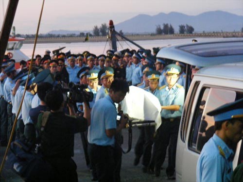 Pilot Tran Quang Khai’s body was taken ashore in Nghe An province this morning (Photo: SGGP) Pilot Tran Quang Khai’s body was taken ashore in Nghe An province this morning (Photo: SGGP)