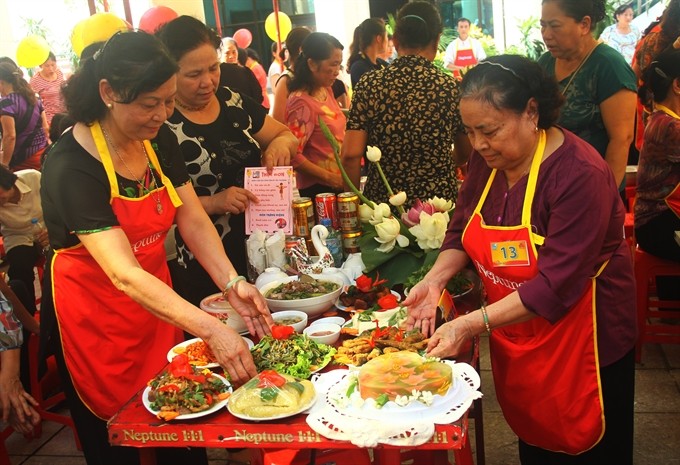 Cook off: Housewives join a cooking contest during Việt Nam Family Day 2016 at the Vân Hồ Exhibition Centre. — Photo courtesy of the organiser