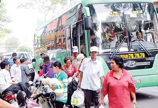 A HCMC-Tra Vinh coach plying at a location in Tran Phu street, district 5 (Photo: SGGP) A HCMC-Tra Vinh coach plying at a location in Tran Phu street, district 5 (Photo: SGGP)