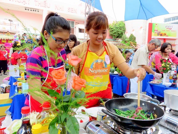 Families participate in cooking competition ( Photo: SGGP) Families participate in cooking competition ( Photo: SGGP)