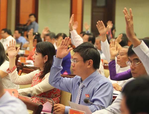 Council members elect personnel for People’s Committee including chairman, vice chairmen, members of the HCMC People’s Committee in 2016- 2021 tenure. (Photo:SGGP) Council members elect personnel for People’s Committee including chairman, vice chairmen, members of the HCMC People’s Committee in 2016- 2021 tenure. (Photo:SGGP)