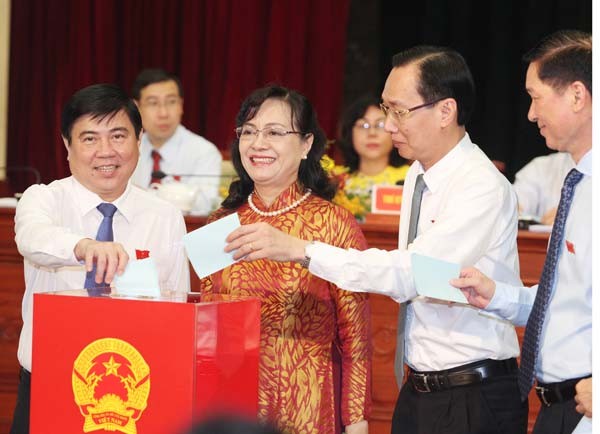 Ms. Nguyen Thi Quyet Tam (C) reelected as HCMC People’s Council Chairwoman. (Photo:SGGP) Ms. Nguyen Thi Quyet Tam (C) reelected as HCMC People’s Council Chairwoman. (Photo:SGGP)