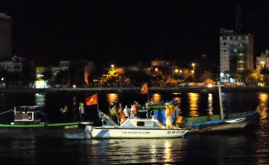 Vụ lật tàu du lịch trên sông Hàn: Đã tìm thấy 3 thi thể nạn nhân ảnh 9 Vụ lật tàu du lịch trên sông Hàn: Đã tìm thấy 3 thi thể nạn nhân ảnh 9