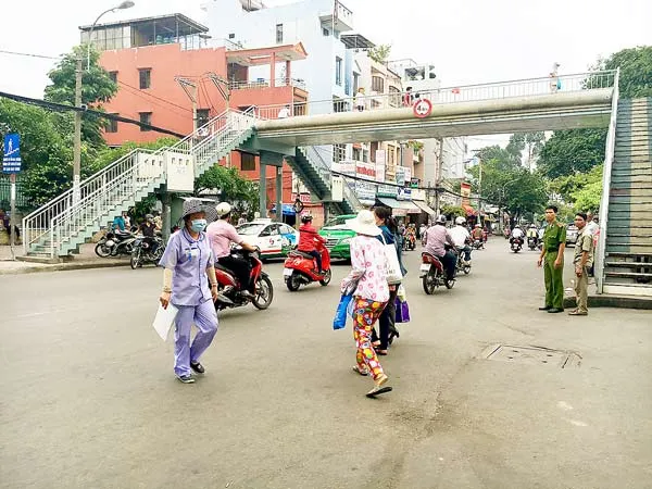 Hầm chui, cầu vượt bộ hành vắng người qua