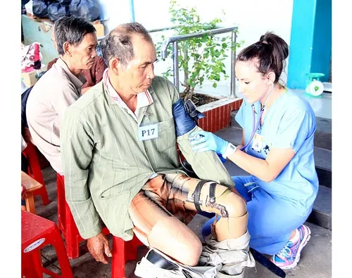 Bác sĩ Hoa Kỳ giúp nối chi hàng trăm người khuyết tật