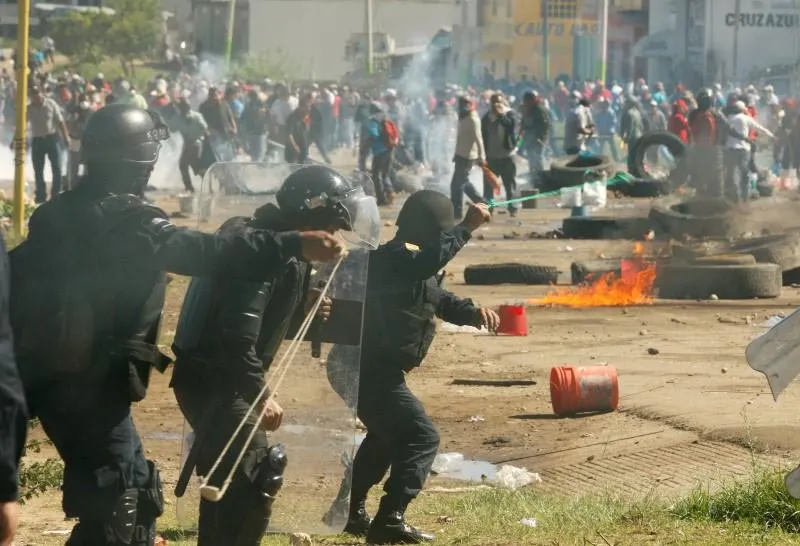 Giáo viên biểu tình đụng độ cảnh sát ở Mexico, 6 người chết, hơn 100 người bị thương