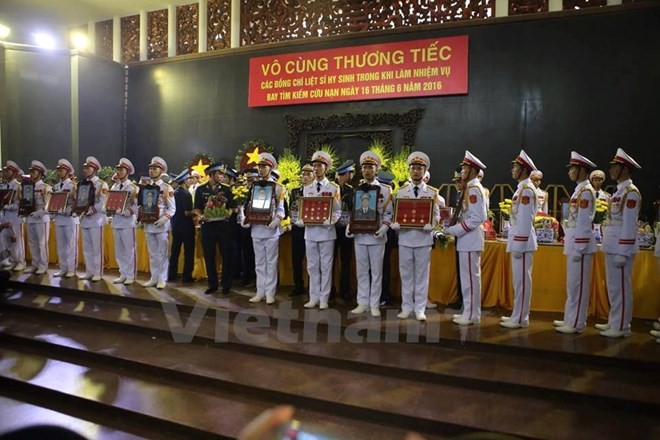 The funeral was held in Hanoi in the morning of June 30 for nine crewmembers of the CASA-212 aircraft (Photo: VNA) The funeral was held in Hanoi in the morning of June 30 for nine crewmembers of the CASA-212 aircraft (Photo: VNA)
