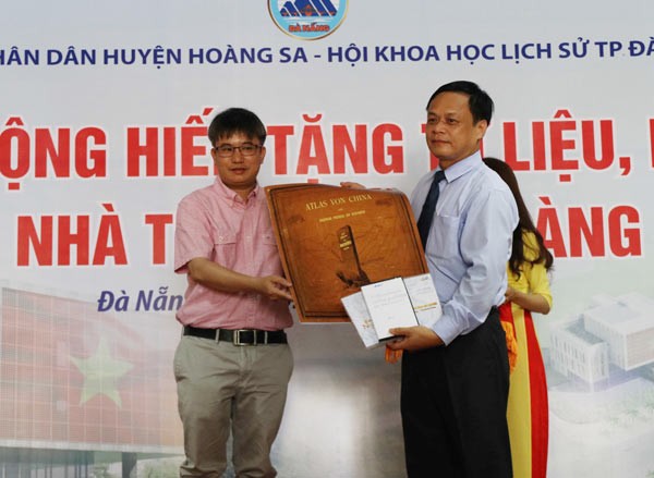 PhD Tran Duc Anh Son (L) donates a version of Atlas Von China published by German Verlag von Dietrich Riemer in Berlin in 1885 for Paracel Exhibition House. (Photo:SGGP) PhD Tran Duc Anh Son (L) donates a version of Atlas Von China published by German Verlag von Dietrich Riemer in Berlin in 1885 for Paracel Exhibition House. (Photo:SGGP)