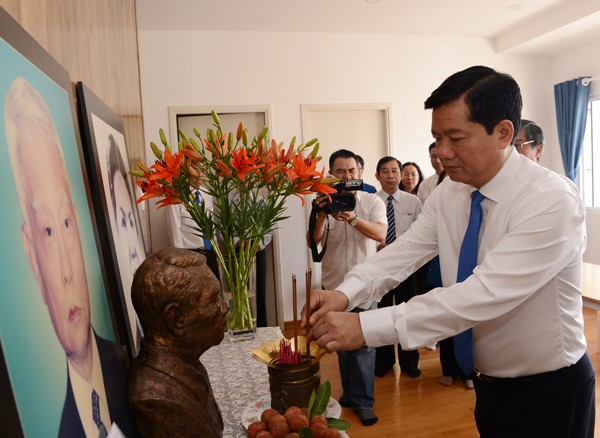 HCMC Party Committee Secretary Dinh La Thang offers incenses to late Vietnamese revolutionary, scholar, journalist Tran Bach Dang. (Photo: Sggp) HCMC Party Committee Secretary Dinh La Thang offers incenses to late Vietnamese revolutionary, scholar, journalist Tran Bach Dang. (Photo: Sggp)