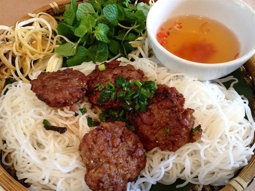 Traditional meal: Bún chả is a dish with noodles and fried pork grilled over charcoal and served with spicy tomato sauce. — VNS Photo Traditional meal: Bún chả is a dish with noodles and fried pork grilled over charcoal and served with spicy tomato sauce. — VNS Photo