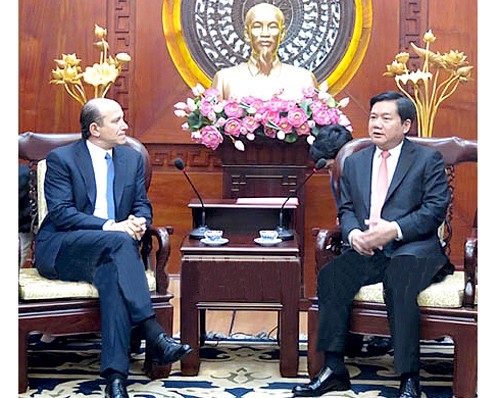 The Ho Chi Minh City Party Committee Secretary Dinh La Thang (R) receipts the U. S representative investor. (Photo:SGGP) The Ho Chi Minh City Party Committee Secretary Dinh La Thang (R) receipts the U. S representative investor. (Photo:SGGP)