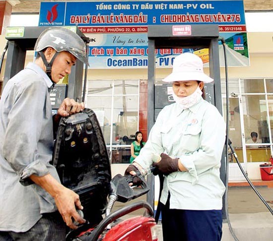 The price of petrol was reduced VND 665 per liter yesterday -Photo: SGGP The price of petrol was reduced VND 665 per liter yesterday -Photo: SGGP