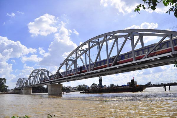 The new Ghenh Bridge has been opened to traffic to resume the north-south railway after three months of interuption by the end of June (Photo: SGGP) The new Ghenh Bridge has been opened to traffic to resume the north-south railway after three months of interuption by the end of June (Photo: SGGP)