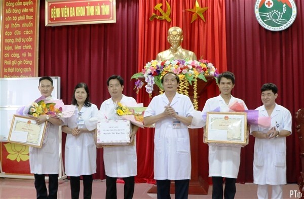 Three doctors give blood to save a pregnant woman awarded certificates of merit (photo: SGGP) Three doctors give blood to save a pregnant woman awarded certificates of merit (photo: SGGP)