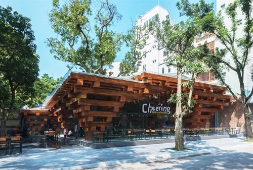 Closer to nature: Located in the centre of Hà Nội, Cheering Forestaurant offers customers a special experience by providing the essence of the capital’s street food culture. — Photo designboom.com Closer to nature: Located in the centre of Hà Nội, Cheering Forestaurant offers customers a special experience by providing the essence of the capital’s street food culture. — Photo designboom.com