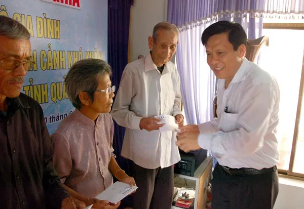 Báo SGGP Hoa văn trao tiền hỗ trợ người dân Quảng Nam