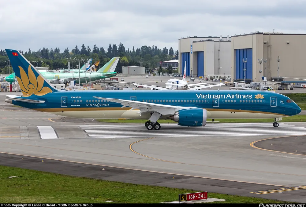 Máy bay Vietnam Airlines va chạm với ống lồng, hành khách trễ 3 giờ