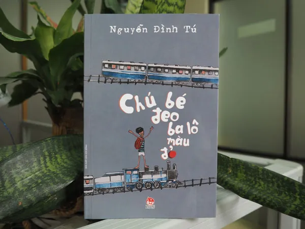 “Chú bé đeo ba lô màu đỏ” - thế giới sắc màu qua con mắt trẻ thơ