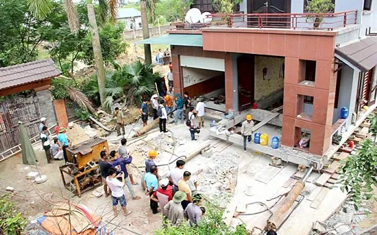 Nghệ An: “Thần đèn” di dời nhà 3 tầng, nặng 800 tấn