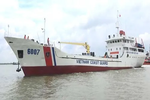 Cứu nạn tàu cá bị hỏng máy, nước tràn vào khoang