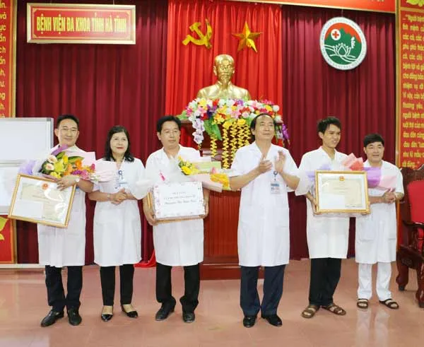 Bộ Y tế tặng bằng khen 3 bác sỹ hiến máu cứu sống sản phụ