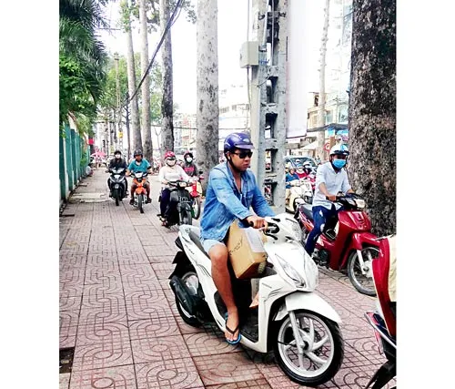 Phạt hành vi chạy xe máy trên vỉa hè