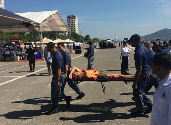 Hải quân Hoa Kỳ, Nhật Bản và Việt Nam diễn tập cứu nạn trên vùng biển Đà Nẵng ảnh 3 Hải quân Hoa Kỳ, Nhật Bản và Việt Nam diễn tập cứu nạn trên vùng biển Đà Nẵng ảnh 3