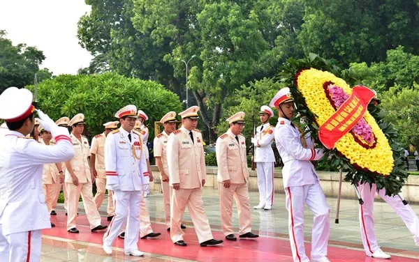 Lãnh đạo Đảng, Nhà nước dâng hương tưởng niệm các anh hùng, liệt sĩ ảnh 3 Lãnh đạo Đảng, Nhà nước dâng hương tưởng niệm các anh hùng, liệt sĩ ảnh 3