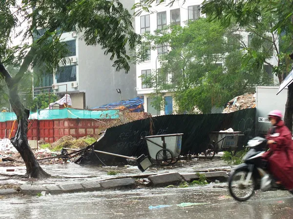 Hà Nội tan hoang vì bão số 1 ảnh 7 Hà Nội tan hoang vì bão số 1 ảnh 7