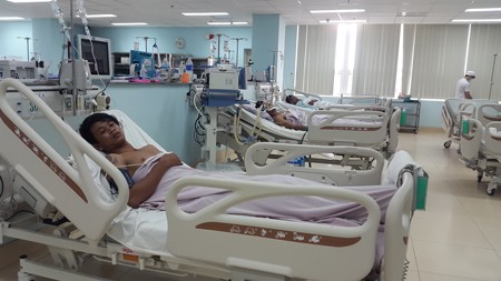 One of patients poisoned by eating puffer fish (Photo: SGGP) One of patients poisoned by eating puffer fish (Photo: SGGP)