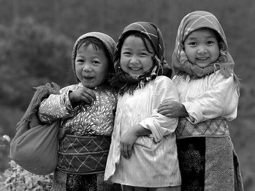 The photo titled "H'mong sisters" by Tran Thiet Dung in the display The photo titled "H'mong sisters" by Tran Thiet Dung in the display