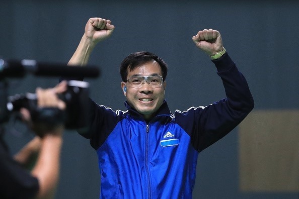 Vinh celebrates after the final shooting. Photo news.zing.vn Vinh celebrates after the final shooting. Photo news.zing.vn
