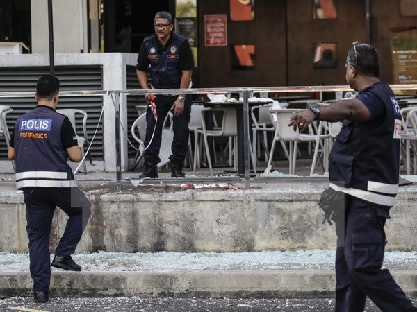 Malaysian policemen investigate an attack scene (Photo: EPA/VNA) Malaysian policemen investigate an attack scene (Photo: EPA/VNA)