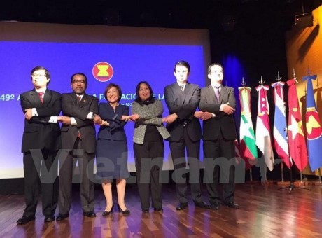 ASEAN Ambassadors to Argentina and a representative of Argentinean Foreign Ministry (Source: VNA) ASEAN Ambassadors to Argentina and a representative of Argentinean Foreign Ministry (Source: VNA)