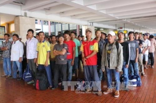 Indonesia yesterday repatriated 49 Vietnamese fishermen who were arrested two to three months ago for accidentally fishing in Indonesia’s seas. — VNA/VNS Photo Indonesia yesterday repatriated 49 Vietnamese fishermen who were arrested two to three months ago for accidentally fishing in Indonesia’s seas. — VNA/VNS Photo