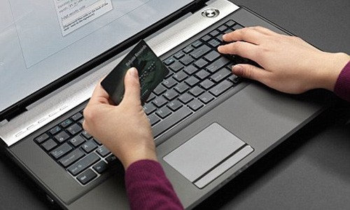 Commercial banks have called for customers to use caution when using telephones and the internet, as hackers may steal from them. (Photo: vnexpress.net) Commercial banks have called for customers to use caution when using telephones and the internet, as hackers may steal from them. (Photo: vnexpress.net)