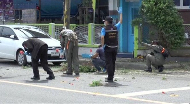 Police check the scene after two bomb blasts in the southern province of Surat Thani, Thailand in this still image from video August 12, 2016 (Photo: REUTERS/VNA) Police check the scene after two bomb blasts in the southern province of Surat Thani, Thailand in this still image from video August 12, 2016 (Photo: REUTERS/VNA)