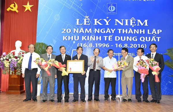 Management Board of Dung Quat Economic Zone receives the first class Labor Medal. (Photo:SGGP) Management Board of Dung Quat Economic Zone receives the first class Labor Medal. (Photo:SGGP)