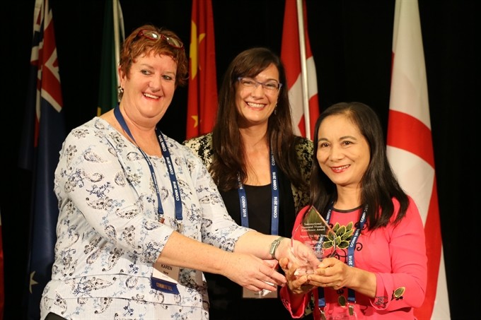 President of COINN, Karen New (left) and Save the Children representative Mary Kinney (middle) present the International Neonatal Nursing Excellence Awards to Vietnamese nurse Nguyễn Thị Minh Hồng. Photo courtesy of COINN