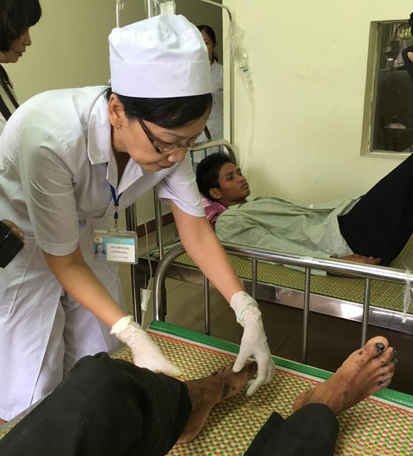 Dr. Lien is examining a patient with bizarre skin disease (Photo: SGGP) Dr. Lien is examining a patient with bizarre skin disease (Photo: SGGP)