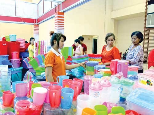 Vietnamese household plastic products at a fair in Cambodia (Photo: SGGP) Vietnamese household plastic products at a fair in Cambodia (Photo: SGGP)