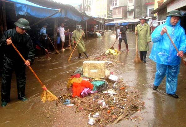 People and health medical must disinfect and clean environment after storm to prevent diseases (Photo: SGGP) People and health medical must disinfect and clean environment after storm to prevent diseases (Photo: SGGP)