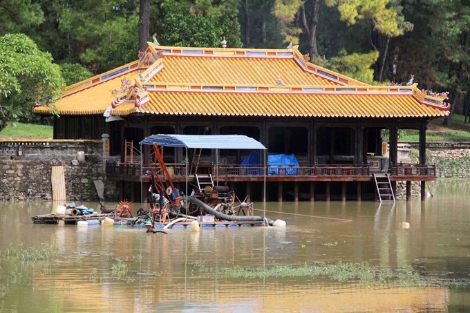 Preservation: Dredging work conducted for a conservation project at the mausoleum of Tự Đức Emperor in Huế. — VNS Photo Phước Bửu Preservation: Dredging work conducted for a conservation project at the mausoleum of Tự Đức Emperor in Huế. — VNS Photo Phước Bửu