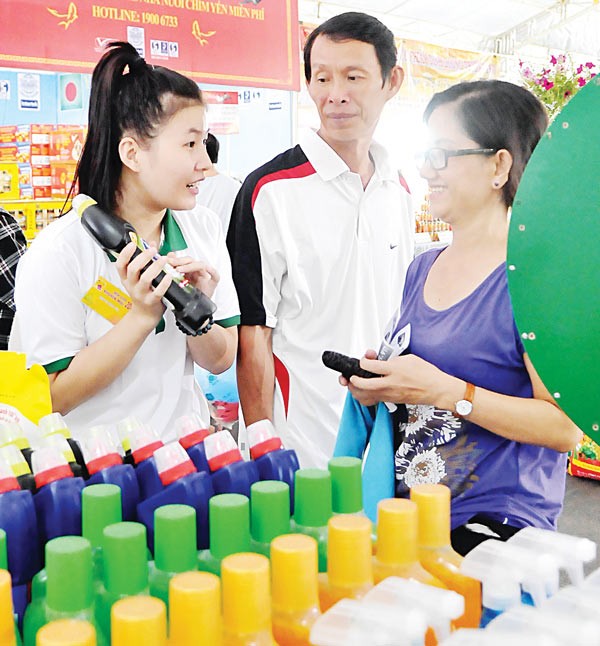 Enterprises introduce their products at the sales promotion month fair. (Photo:SGGP) Enterprises introduce their products at the sales promotion month fair. (Photo:SGGP)